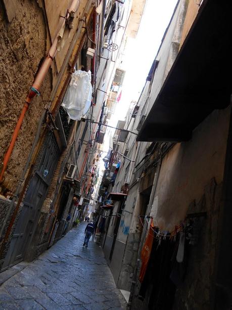 Entre les cordes à linge, les vieilles églises et les poubelles de Naples.