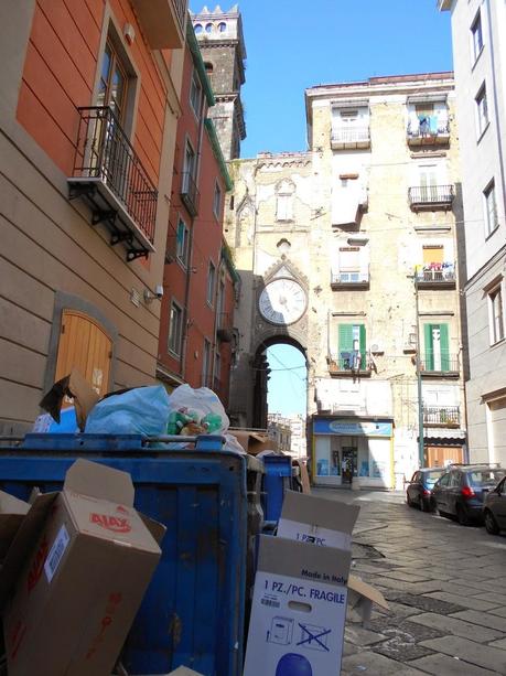 Entre les cordes à linge, les vieilles églises et les poubelles de Naples.