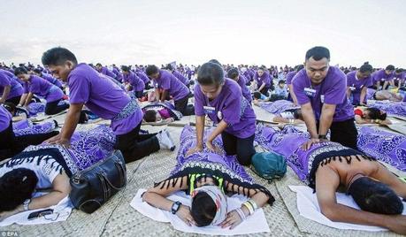 Record du monde  le plus grand massage de masse à Bali  © EPA (4)