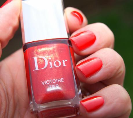 Victoire de Dior, un rouge hypnotisant.............