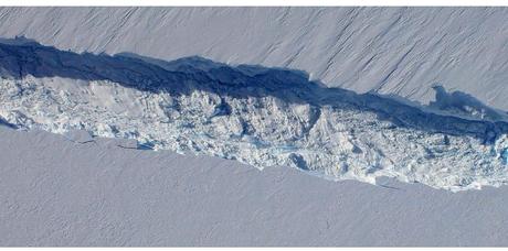 Vue de la crevasse du glacier de Pine Island prise d'un DC8 de la Nasa en octobre 2011 (Nasa / DMS)