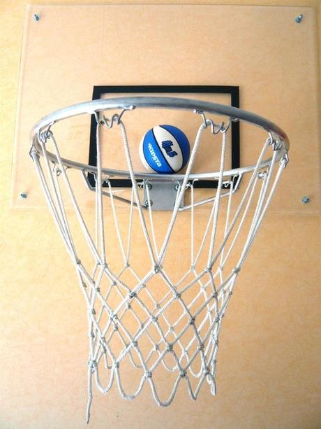 un panier de basket indoor bedroom plexiglas bombé argent dans la chambre (6)