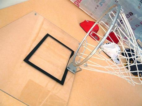 un panier de basket indoor bedroom plexiglas bombé argent dans la chambre (8)