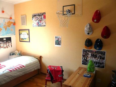 un panier de basket indoor bedroom plexiglas bombé argent dans la chambre (3)