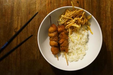 Atelier Cook and Go Paris Avis - Menu Tokyo - Brochettes de poulet yakitori, gohan et salade de chou au vinaigre de riz
