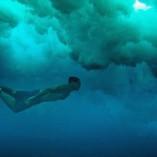 Photos inédites de surfeurs sous l’eau dans d’extrêmes conditions