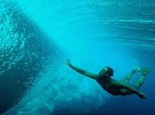 Photos inédites surfeurs sous l’eau dans d’extrêmes conditions