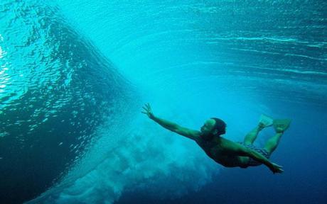 Photos inédites de surfeurs sous l’eau dans d’extrêmes conditions