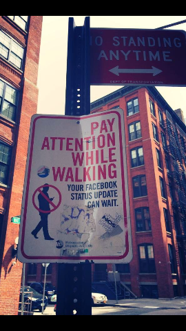 A New York, il faut choisir entre poster un statut Facebook et traverser la route