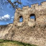 Mur de pierres du château de Fallavier HDR