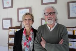 Chantal Gombert, psychologue et Jean-Pierre Guiriec, artiste-peintre lors de l'inauguration de l'exposition, mercredi soir, chez Skol Vreizh.