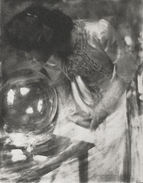 Back--The-Crystal-Gazer--Kasebier--Gertrude-1910-copie-1.jpg