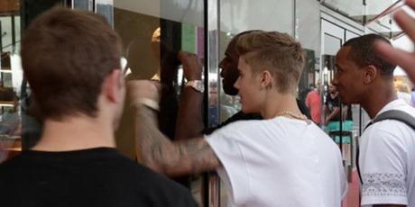 CANNES 2014 : Justin Bieber ne parvient pas à rentrer dans une boutique de luxe