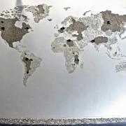 Mappemonde, 360cm/250cm, 2011, impact de marteau sur placomur. © Jean Denant, Courtesy Galerie Anne de Villepoix, Paris.
