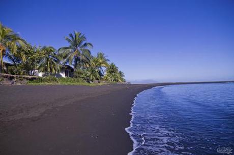 Plage de sable noir, Tahiti