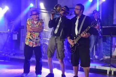 Moulbaix en fête ....Lou et le Ska Machine Orchestra, sous chapiteau ( salle Patronage) Moulbaix, le 16 mai 2014. 10155353_10203157874161320_5057913774603022393_n.jpg