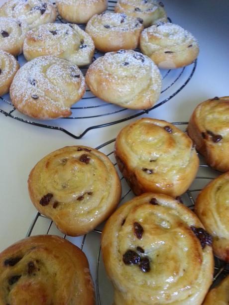 Escargots briochés, crème pâtissière et raisins secs