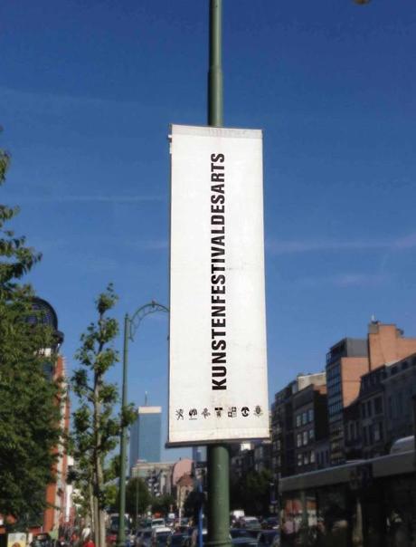 Affiches annonçant le Kunstenfestivaldesarts dans les rues de Bruxelles