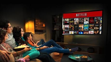 30727 large family watching netflix Netflix arrivera fin 2014 en Suisse
