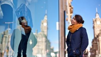 Pensez à utiliser la façade de vos locaux et votre vitrine – Walkcast Vitrine des Magasins [1]