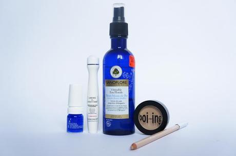 Astuce réveiller son regard - Eau de bleuet Sanoflore : anticernes Boi ing Benefit : Goutes bleues Inoxa : Larmes de fantome Garancia : Kajal crème Kiko