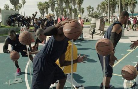 Jordan reconstitue une action de basket à l’aide de mannequins