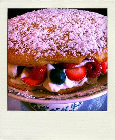 VICTORIA SPONGE CAKE...PAR HAYLEY