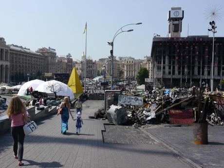 Le Maïdan, au centre de Kiev. A droite, la maison des syndicats, qui a brûlé en février