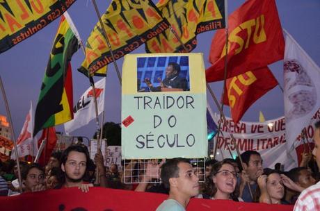 «Pelé, traître du siècle», pancarte brandie lors d'une manifestation le 15 mai.