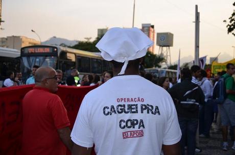 Manifestation du 15 mai à Rio. «Je chie sur la Coupe».