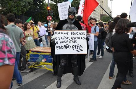 Manifestation du 15 mai à Rio. Batman et sa pancarte : «Nous voulons l'éducation et la santé, des écoles et des hôpitaux»