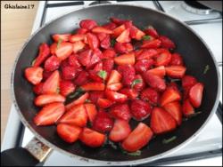 Poêlée de fraises, sirop au muscat et menthe