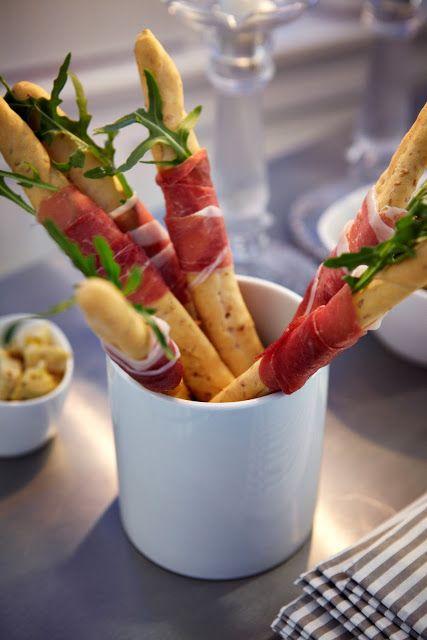 Great idea for Tapas. Breadsticks with Cream chees, covered with Serrano Ham, this deffinetely is one of my favorites.