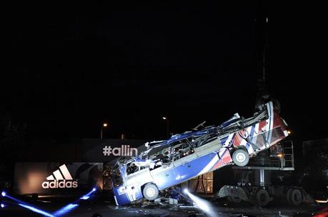 All in or nothing: adidas France détruit le bus de Knysna!