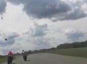 motards amateurs chutent violemment circuit