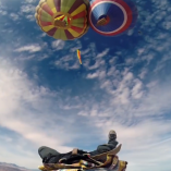 Slackline dans les airs entre deux montgolfières