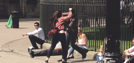Voilà comment les gens réagissent quand une femme frappe un homme (Video)
