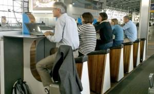 L'aéroport de Schiphol à Amsterdam met à disposition des prises pour les portables, avec de l'électricité générée par des vélos d'appartement design.