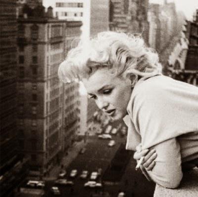 photgraphie très connue de marilyn monroe se pendant au balcon a new york sur la rue, cheveux dans le vent 