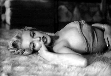 belle photo de Marilyn Monroe allongée sur un lit, les doigts dans la bouche, blonde platine, pour playboy magasine