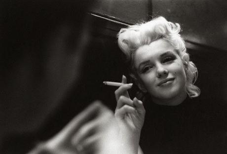Marilyn monroe photographie 1960 1962 dans une voiture noir et blanc fumant une cigarette regard triste naturelle