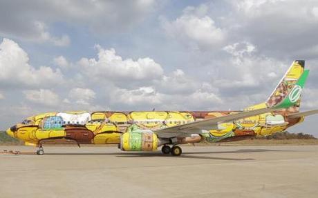 Ils transforment l’avion officiel des joueurs de foot brésiliens en fresque géante ! 20140530-234434-85474782.jpg