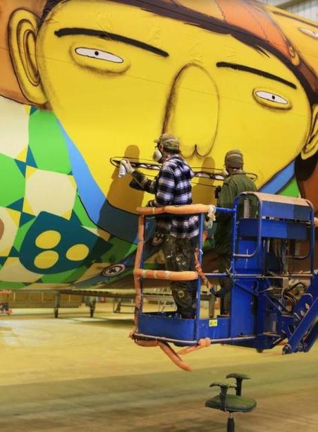 Ils transforment l’avion officiel des joueurs de foot brésiliens en fresque géante ! 20140530-234434-85474562.jpg