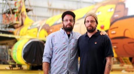 Ils transforment l’avion officiel des joueurs de foot brésiliens en fresque géante ! 20140530-234434-85474647.jpg