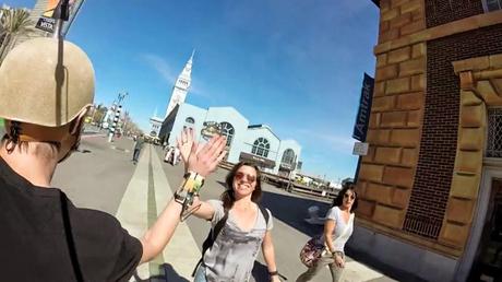 Il parcours la ville rendant le sourire aux gens qu'il croise (Vidéo)