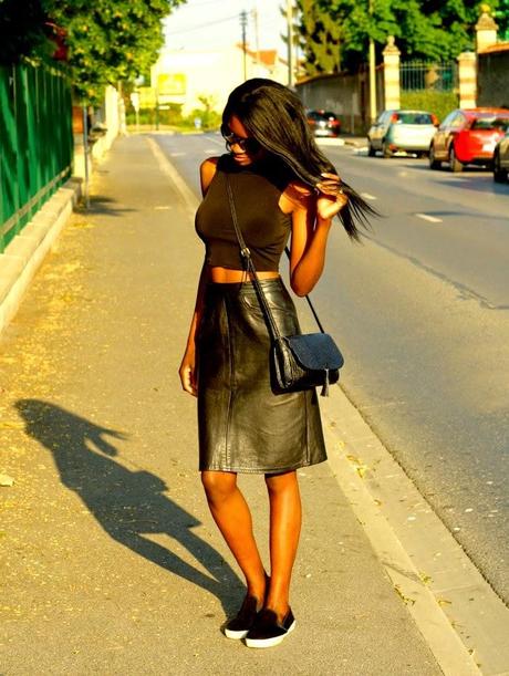 Crop top et jupe en cuir