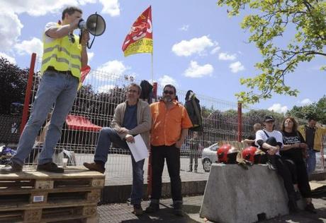 Des salariés devant l'usine Seita de Carquefou, en Loire-Atlantique, le 29 mai 2014 ( AFP/Archives / Jean-Francois Monier)
