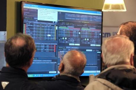 Les actions d'une société affichées sur un écran lors de l'assemblée générale de ses actionnaires ( AFP/Archives / Eric Piermont)