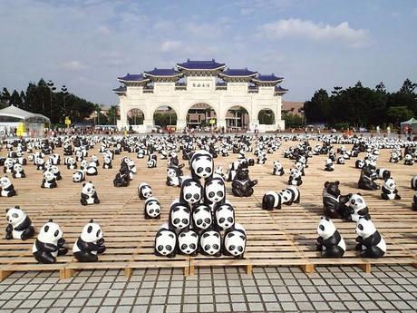 Le tour du monde de 1600 pandas de papier : P. Grangeon et allrightreserved pour le WWF - Disparition