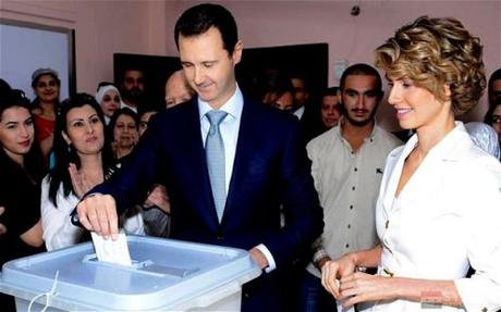 Le président Assad et la Première Dame, Asmaa `Al-Assad ont voté dans un bureau situé au centre de  Damas.